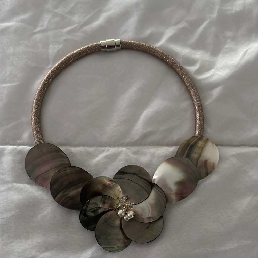 Elegant Shell Flower Necklace